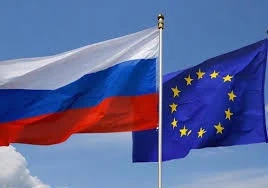 Un drapeau russe et un drapeau de l'UE